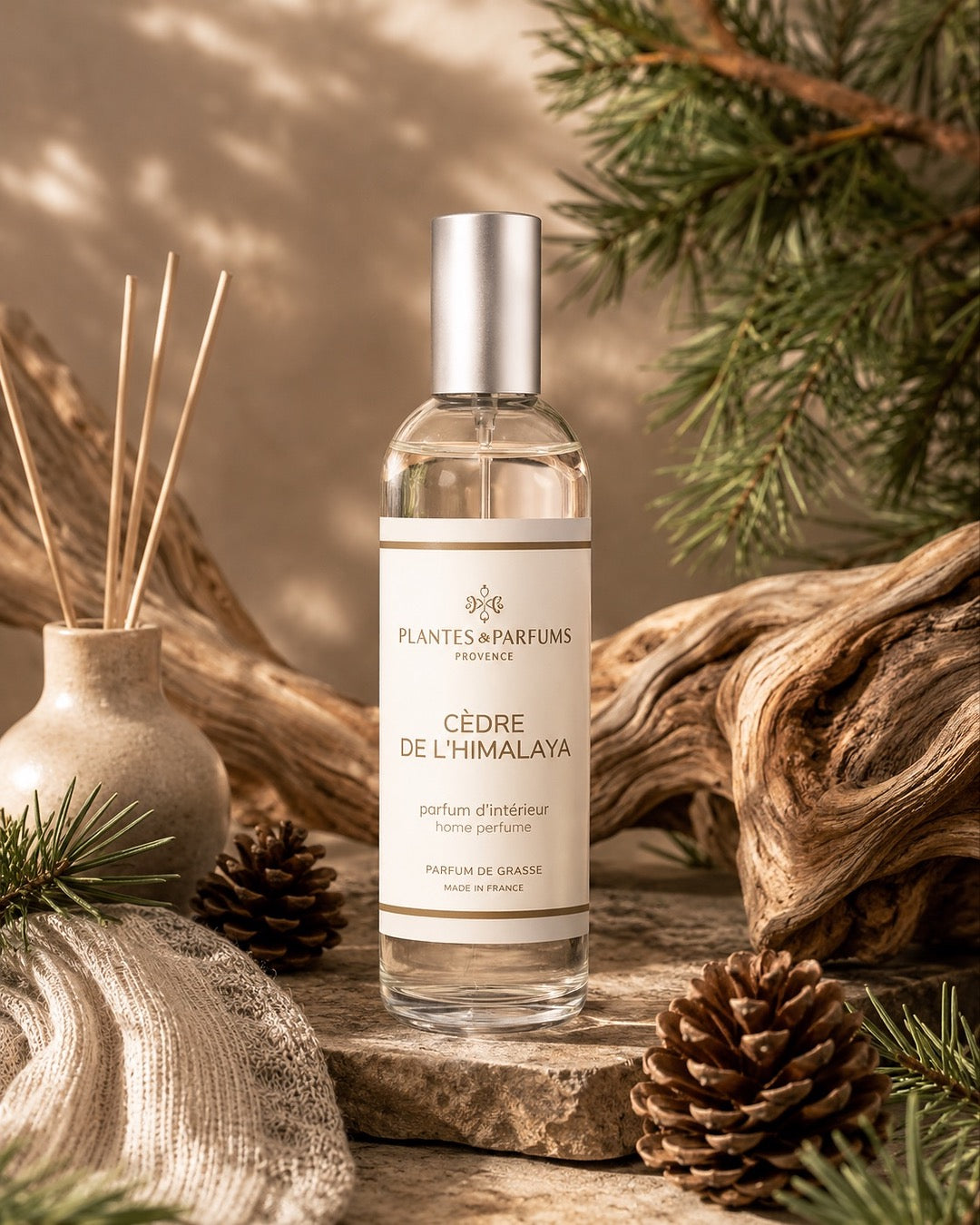 Parfum d’intérieur vaporisateur 100 ml, fragrance Cèdre de l'Himalaya de Plantes & Parfums. Contenant en verre, ambiance boisée.
