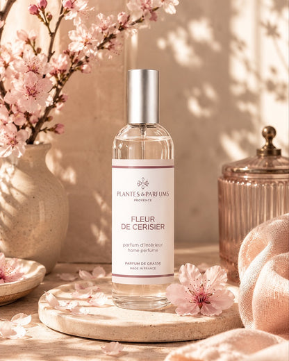 Parfum d’intérieur vaporisateur 100 ml, fragrance Fleur de cerisier de Plantes & Parfums. Contenant en verre, ambiance florale.