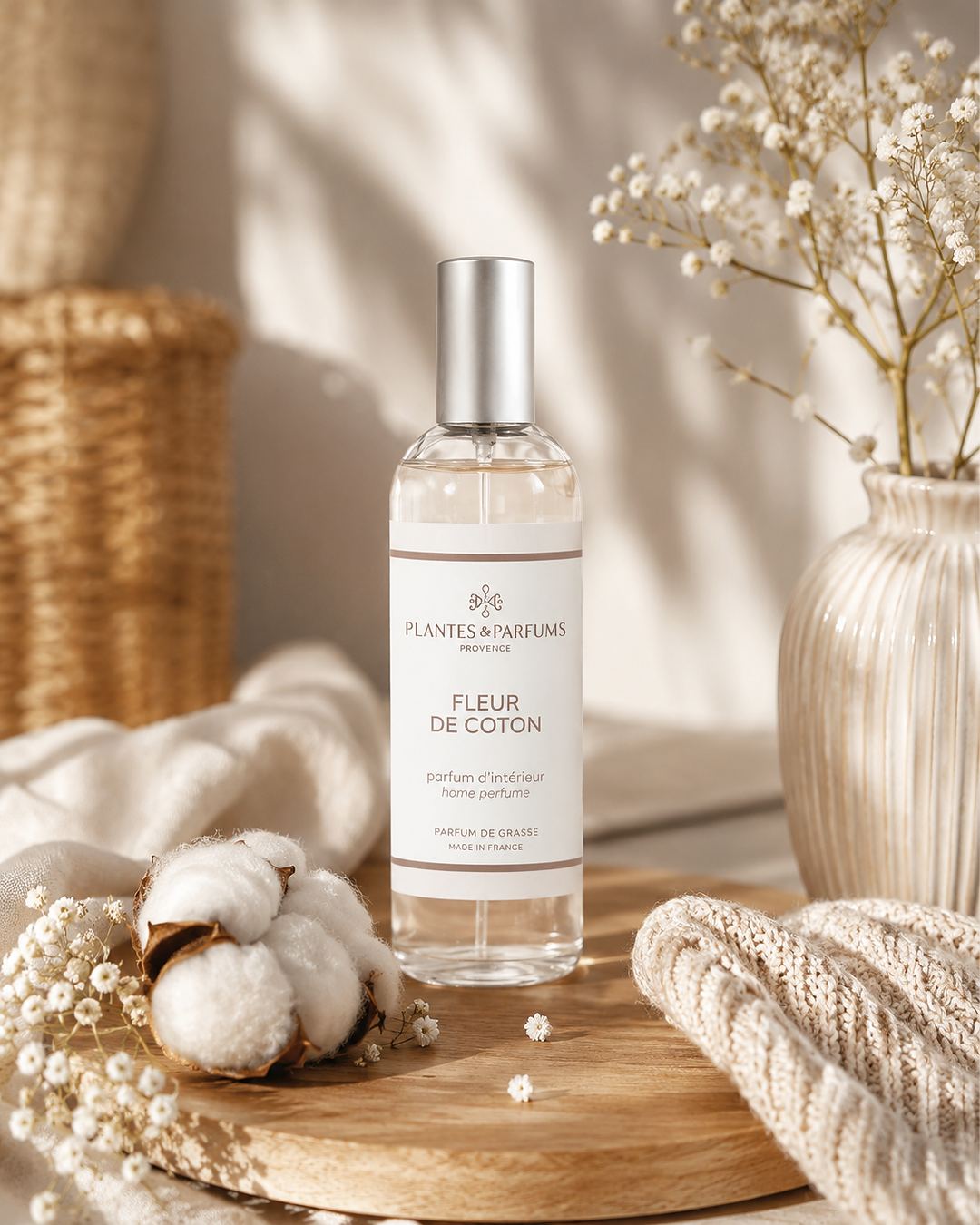 Parfum d’intérieur vaporisateur 100 ml, fragrance Fleur de coton de Plantes & Parfums. Contenant en verre, ambiance poudrée.