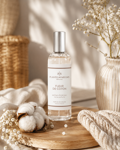 Parfum d’intérieur vaporisateur 100 ml, fragrance Fleur de coton de Plantes & Parfums. Contenant en verre, ambiance poudrée.