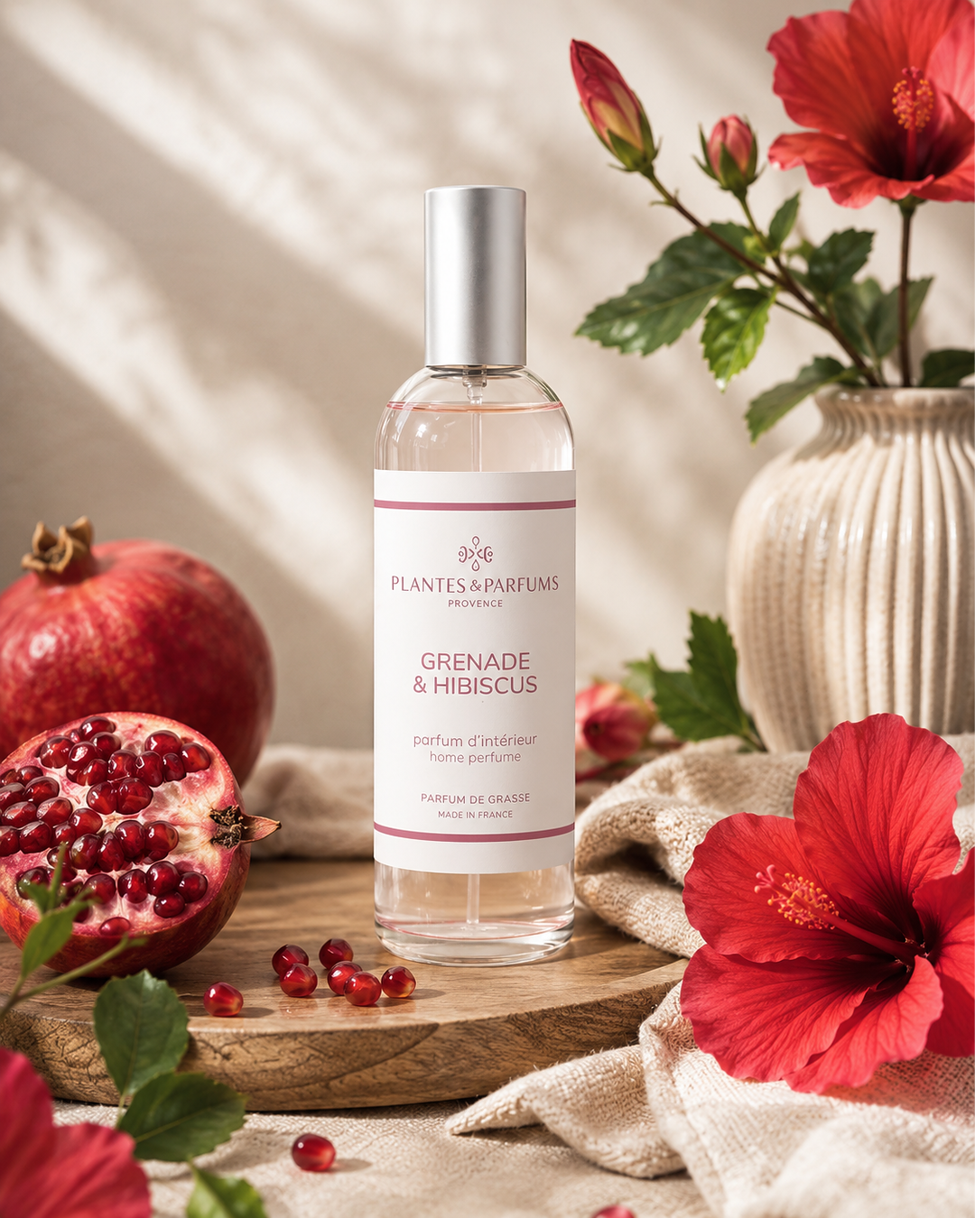 Parfum d’intérieur vaporisateur 100 ml, fragrance Grenade & Hibiscus de Plantes & Parfums. Contenant en verre, ambiance florale.