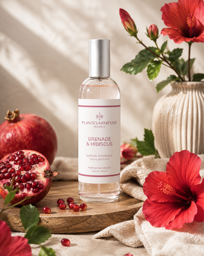Parfum d’intérieur vaporisateur 100 ml, fragrance Grenade & Hibiscus de Plantes & Parfums. Contenant en verre, ambiance florale.
