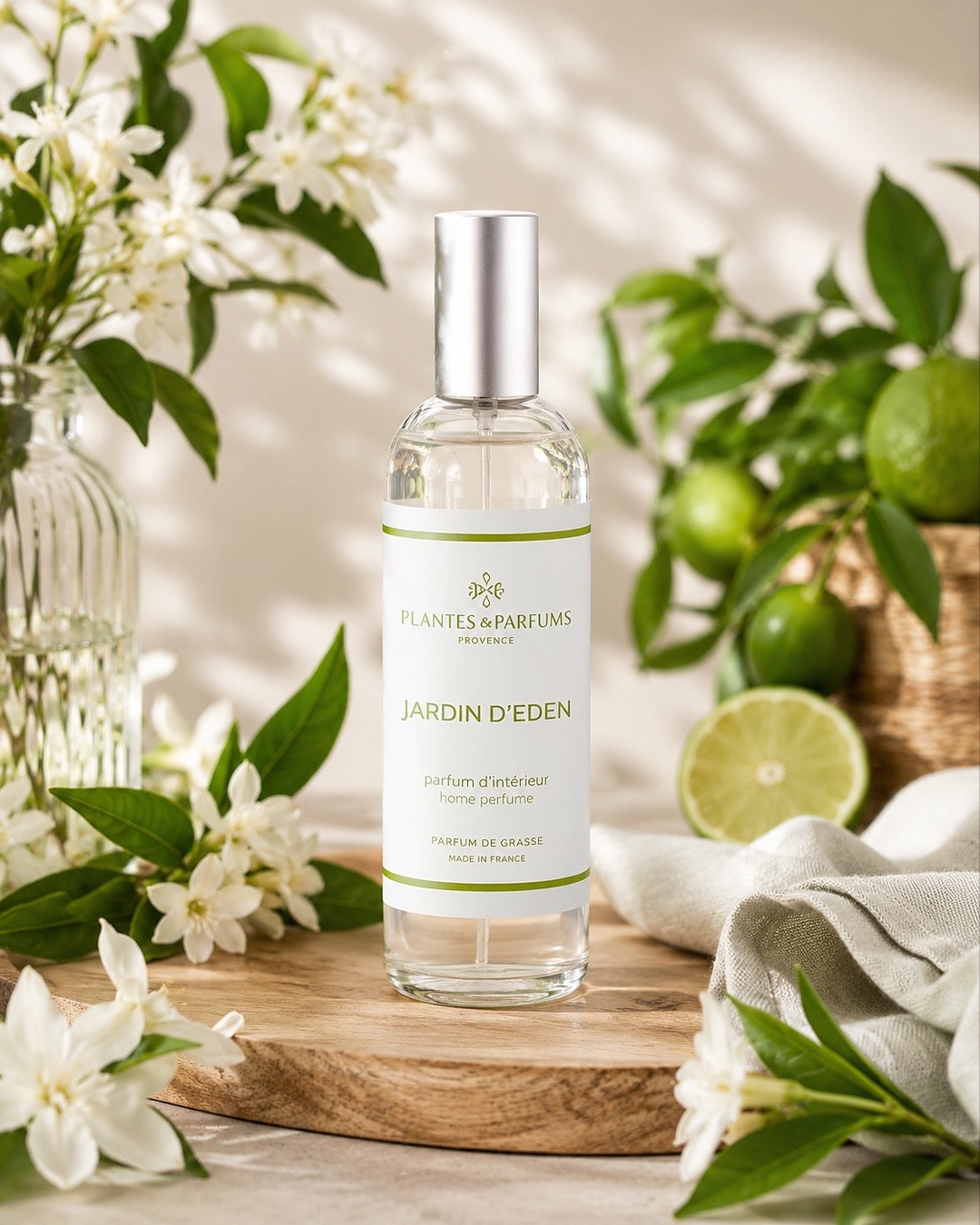 Parfum d’intérieur vaporisateur 100 ml, fragrance Jardin d’Éden de Plantes & Parfums. Contenant en verre, ambiance frais.