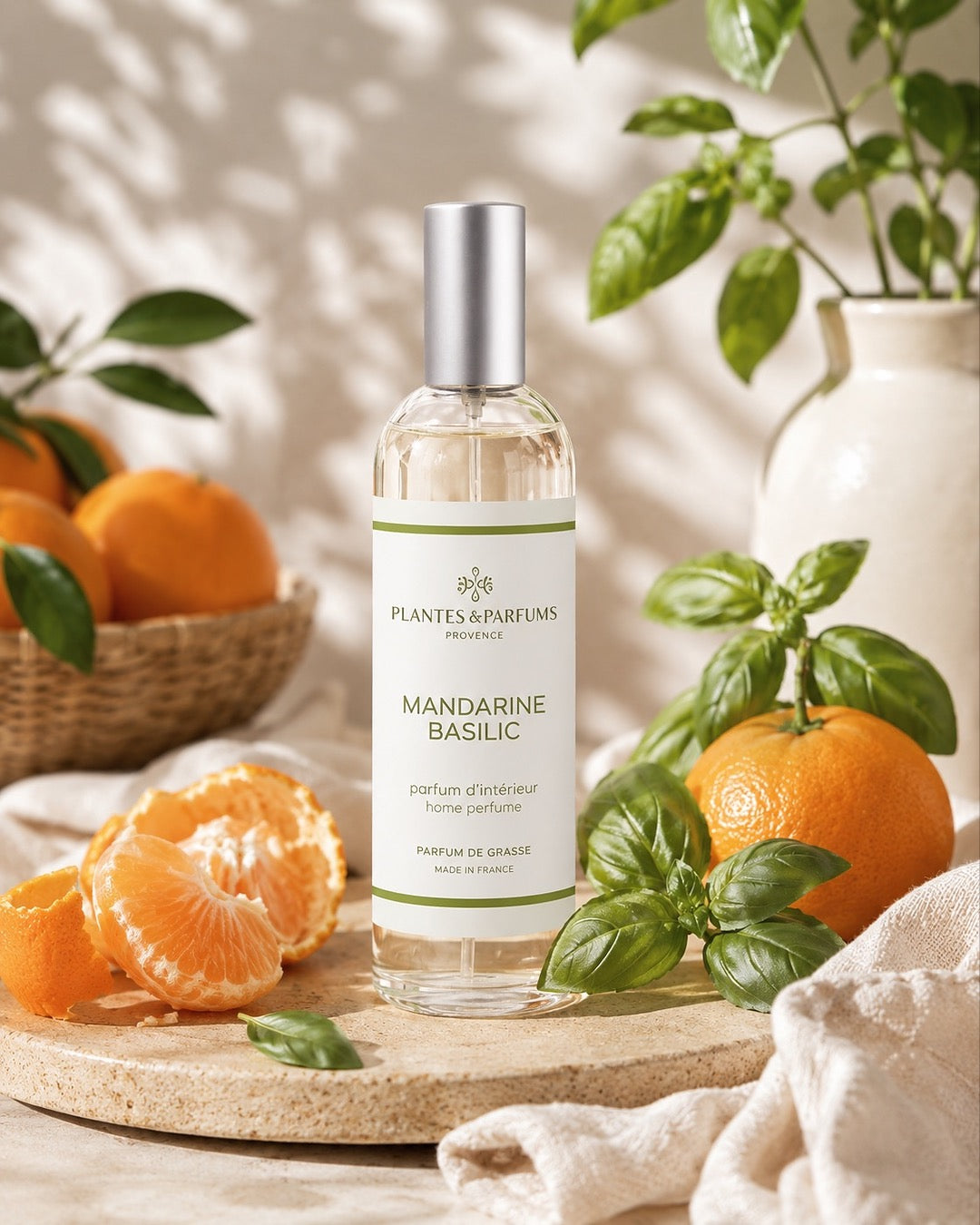 Parfum d’intérieur vaporisateur 100 ml, fragrance Mandarine Basilic de Plantes & Parfums. Contenant en verre, ambiance frais.