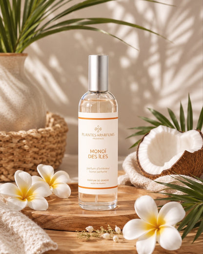 Parfum d’intérieur vaporisateur 100 ml, fragrance Monoï des îles de Plantes & Parfums. Contenant en verre, ambiance tropicale.