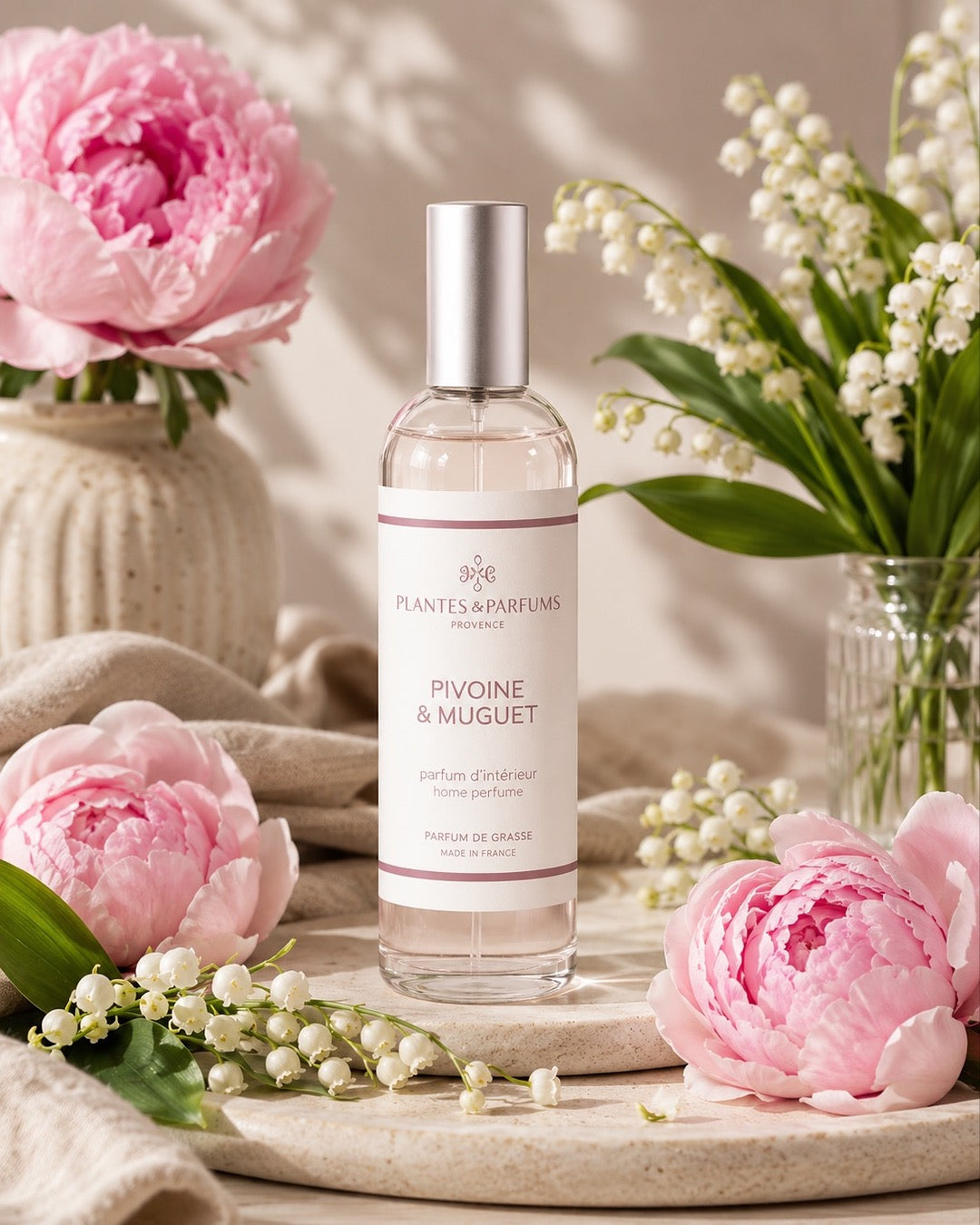 Parfum d’intérieur vaporisateur 100 ml, fragrance Pivoine & Muguet de Plantes & Parfums. Contenant en verre, ambiance florale.