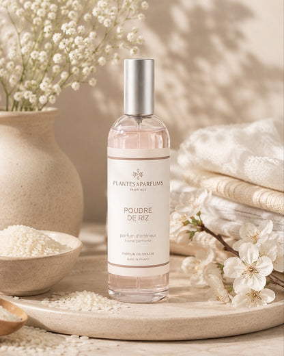 Parfum d’intérieur vaporisateur 100 ml, fragrance Poudre de Riz de Plantes & Parfums. Contenant en verre, ambiance poudrée.
