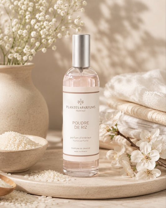 Parfum d’intérieur vaporisateur 100 ml, fragrance Poudre de Riz de Plantes & Parfums. Contenant en verre, ambiance poudrée.