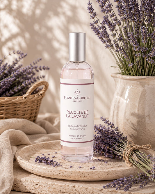 Parfum d’intérieur vaporisateur 100 ml, fragrance Récolte de lavande de Plantes & Parfums. Contenant en verre, ambiance florale.