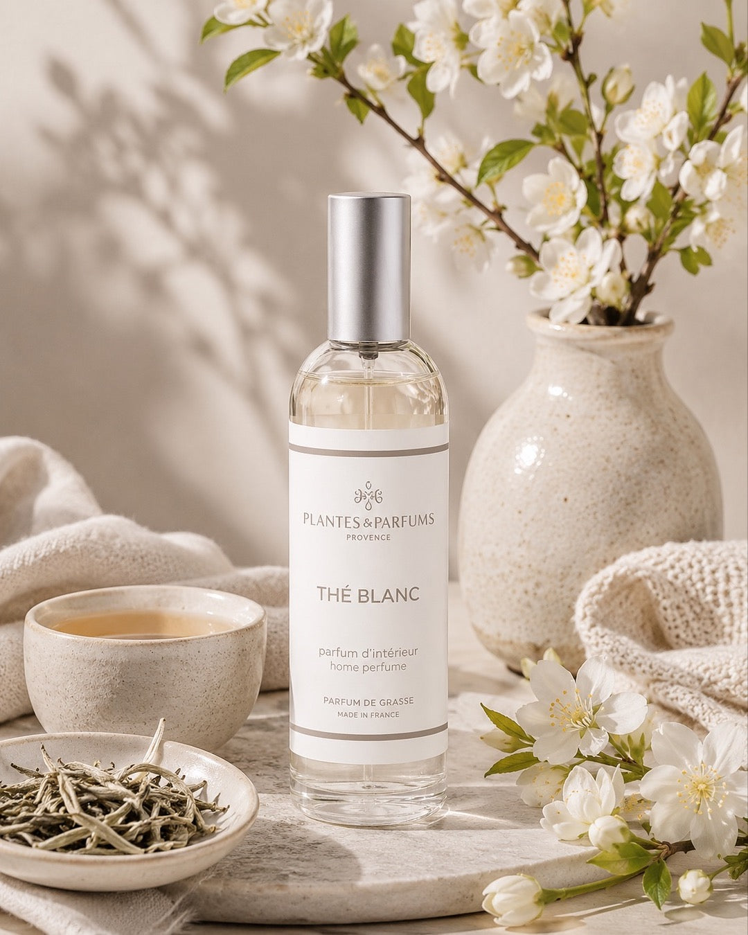 Parfum d’intérieur vaporisateur 100 ml, fragrance Thé blanc de Plantes & Parfums. Contenant en verre, ambiance poudrée.