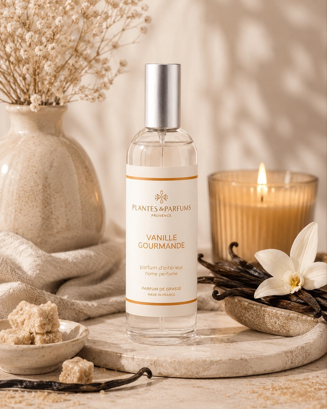Parfum d’intérieur vaporisateur 100 ml, fragrance Vanille gourmande de Plantes & Parfums. Contenant en verre, ambiance gourmande.