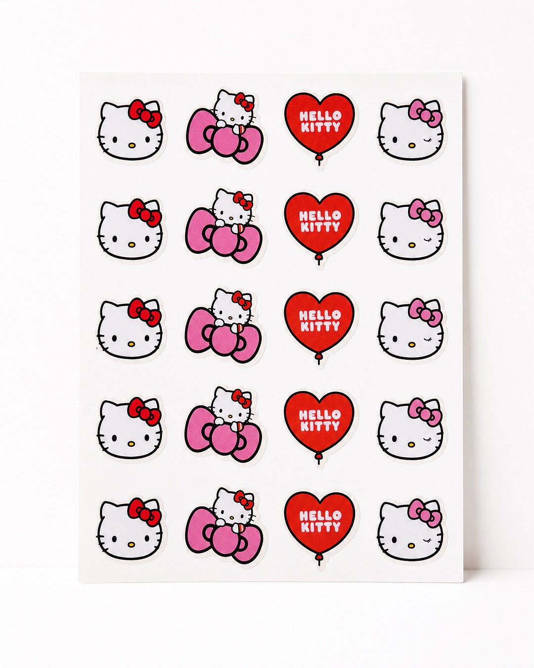 Une plaquette blanche contenant 20 patchs hydrocolloïdes mignons avec différents motifs imprimés d’Hello Kitty et de cœurs rouges.