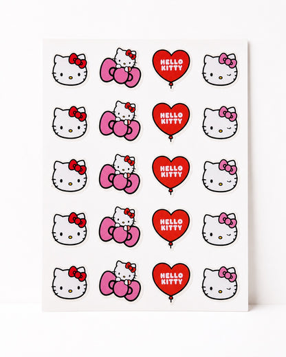 Une plaquette blanche contenant 20 patchs hydrocolloïdes mignons avec différents motifs imprimés d’Hello Kitty et de cœurs rouges.