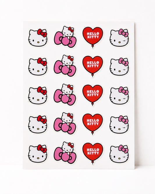 Une plaquette blanche contenant 20 patchs hydrocolloïdes mignons avec différents motifs imprimés d’Hello Kitty et de cœurs rouges.