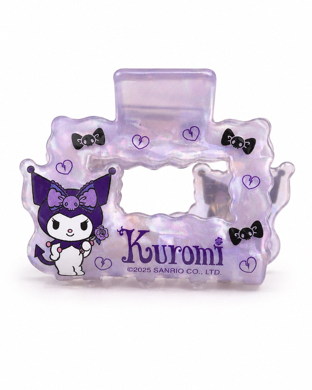 Vue de face de la petite pince à cheveux carrée aux bords ondulés mauve transparent lustré avec le dessin du personnage tenant une rose et le nom de Kuromi inscrit.