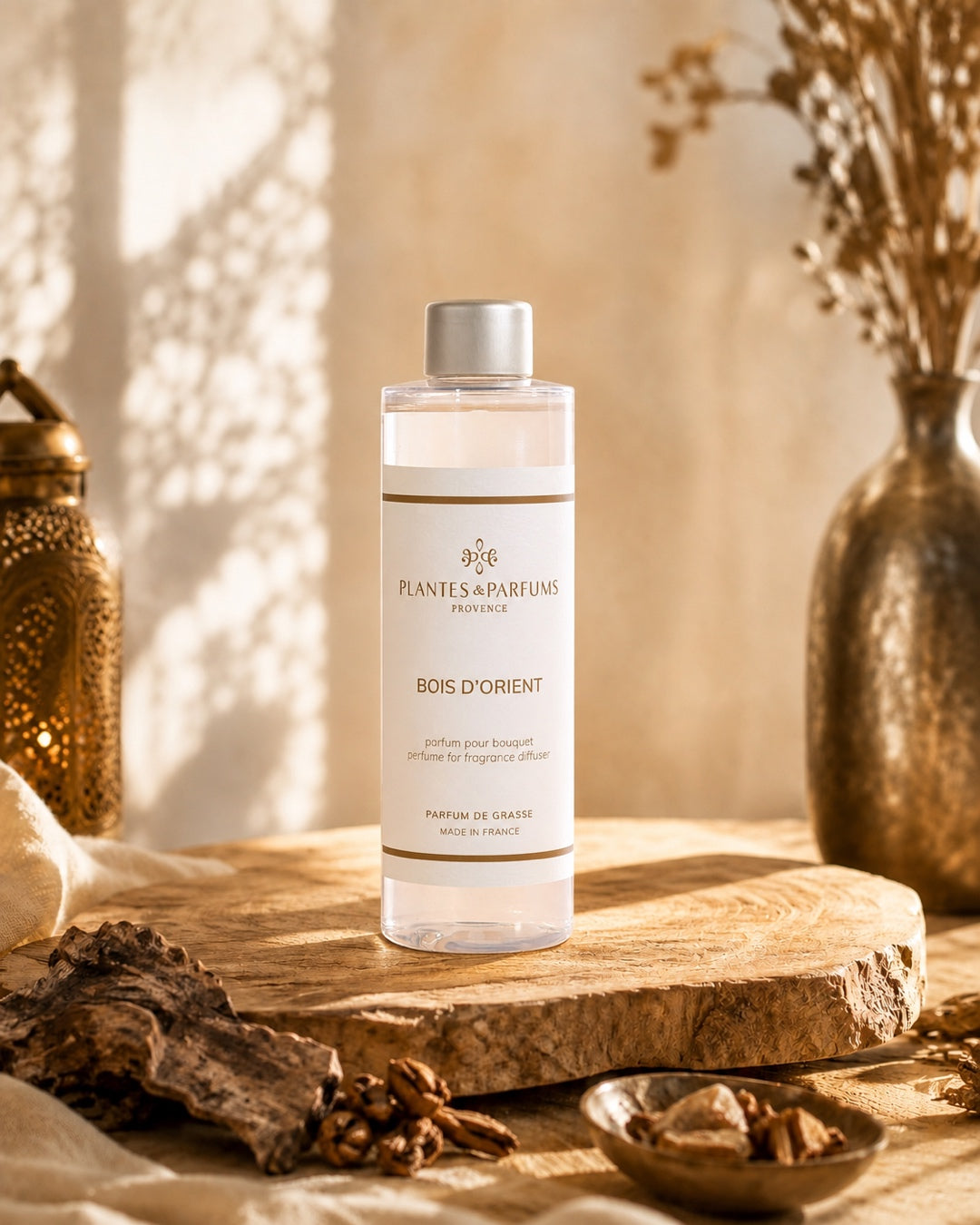 Recharge pour bouquet parfumé 200 ml, fragrance Bois d’Orient de Plantes et Parfums. Ambiance boisés. Livraison partout au Canada.