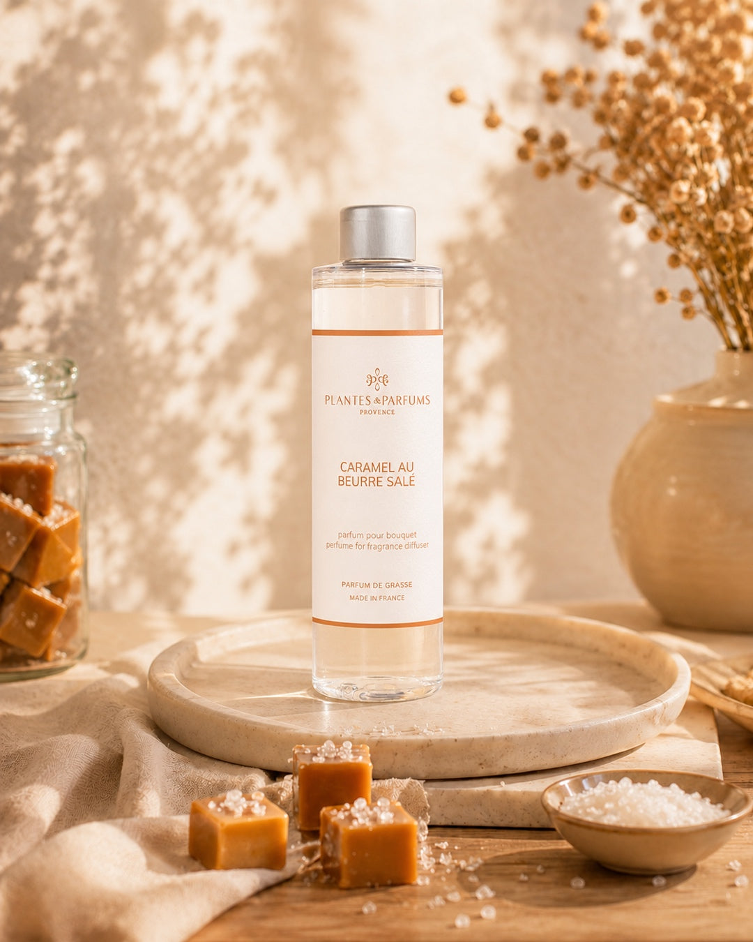 Recharge pour bouquet parfumé 200 ml, fragrance Caramel beurre salé de Plantes et Parfums. Ambiance gourmand. Livraison partout au Canada.