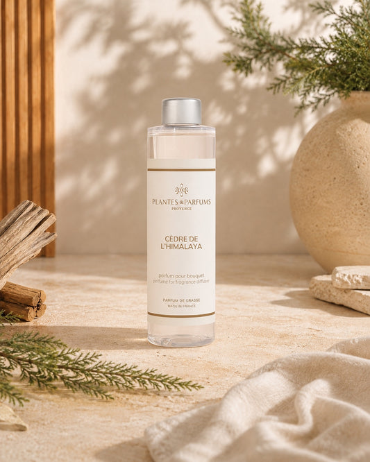Recharge pour bouquet parfumé 200 ml, fragrance Cèdre de l'Himalaya de Plantes et Parfums. Ambiance boisés. Livraison partout au Canada