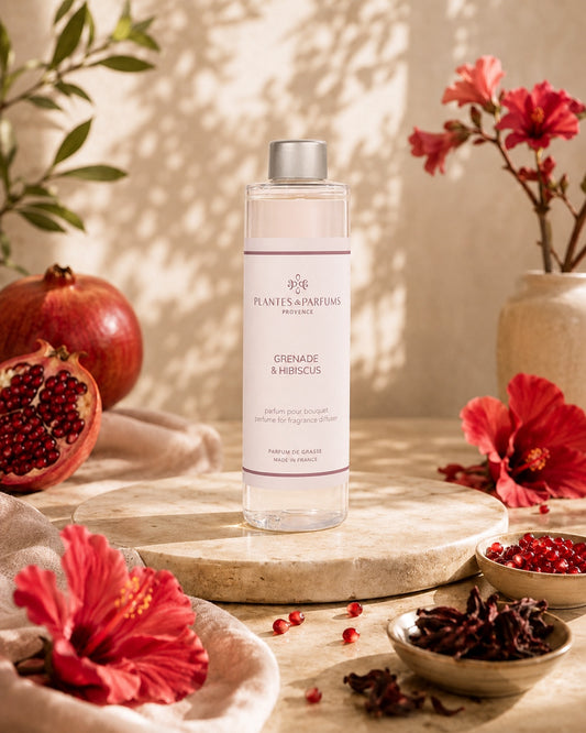 Recharge pour bouquet parfumé 200 ml, fragrance Grenade & hibiscus de Plantes et Parfums. Ambiance floral. Livraison partout au Canada.