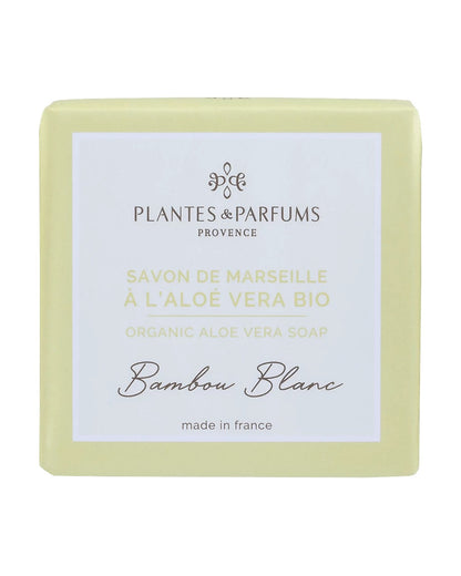Savon de Marseille à l'aloé vera BIO 100 g, fragrance Bambou blanc. Plantes & Parfums. Emballage papier, ambiance bambou blanc.