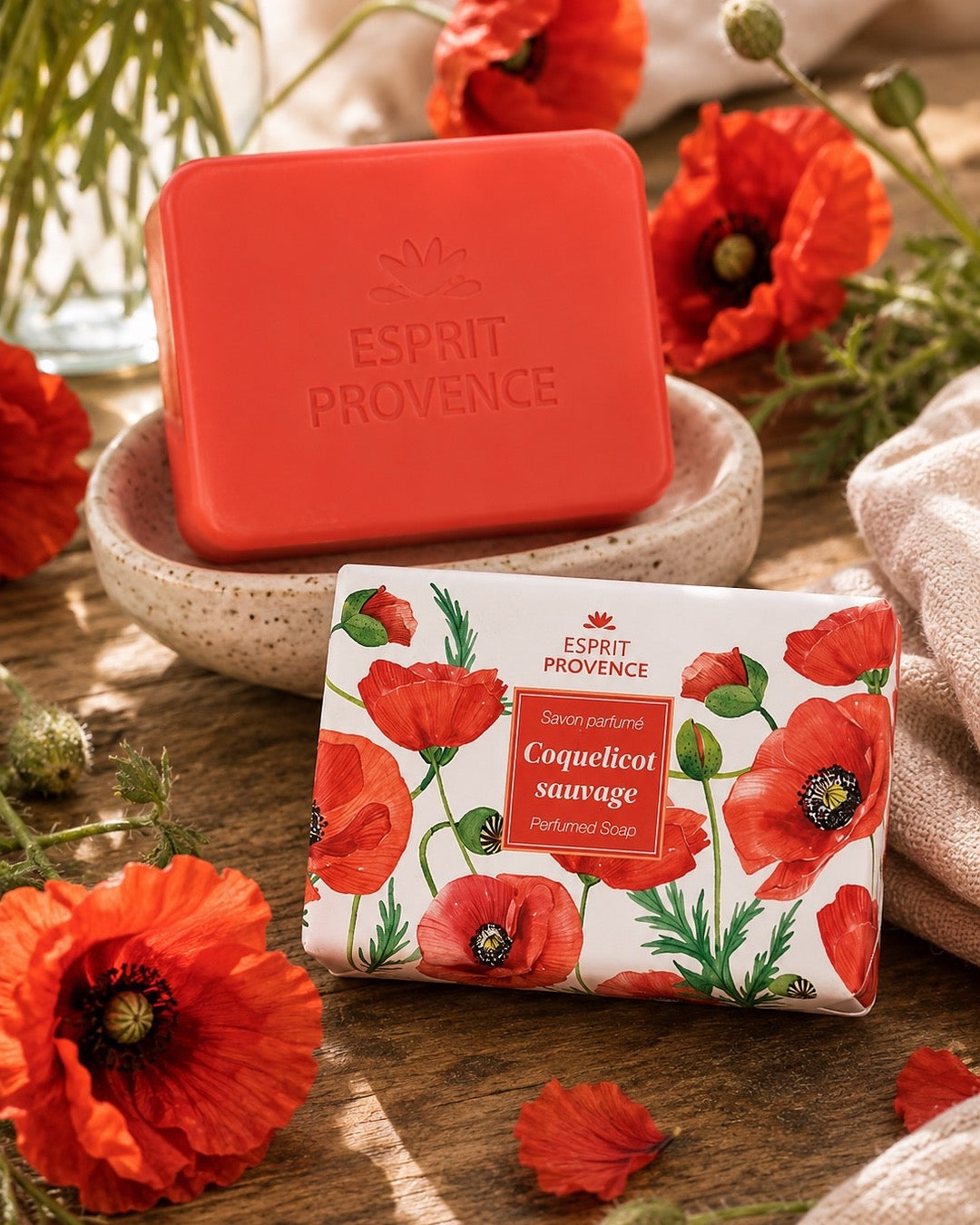 Savon à l’huile d’Amande douce de Provence 140 g, au parfum de Coquelicot sauvage, signé Esprit Provence et enrichi en beurre de karité BIO. Dans son emballage papier et son ambiance olfactive.