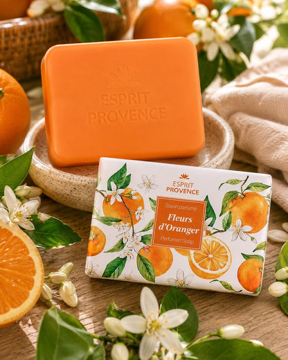 Savon à l’huile d’Amande douce de Provence 140 g, au parfum de Fleurs d'Oranger, signé Esprit Provence et enrichi en beurre de karité BIO. Dans son emballage papier et son ambiance olfactive.