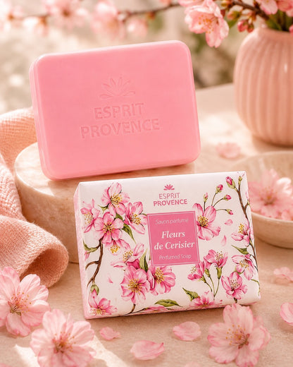Savon à l’huile d’Amande douce de Provence 140 g, au parfum de Fleurs de Cerisier, signé Esprit Provence et enrichi en beurre de karité BIO. Dans son emballage papier et son ambiance olfactive.