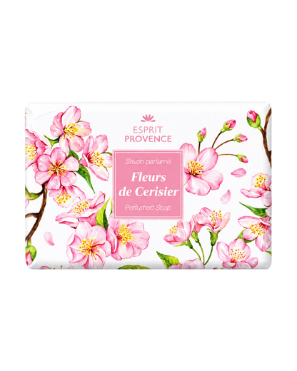 Savon à l’huile d’Amande douce de Provence 140 g, au parfum de Fleurs de Cerisier, signé Esprit Provence et enrichi en beurre de karité BIO. Dans son emballage en papier.