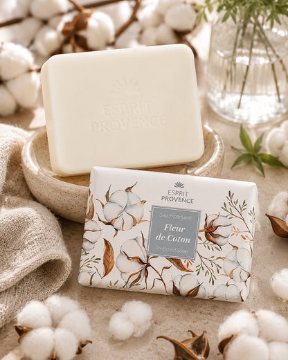 Savon à l’huile d’Amande douce de Provence 140 g, au parfum de Fleurs de coton, signé Esprit Provence et enrichi en beurre de karité BIO. Dans son emballage papier et son ambiance olfactive.