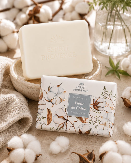 Savon à l’huile d’Amande douce de Provence 140 g, au parfum de Fleurs de coton, signé Esprit Provence et enrichi en beurre de karité BIO. Dans son emballage papier et son ambiance olfactive.