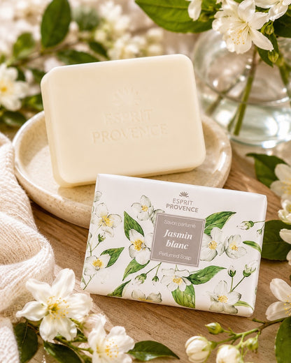 Savon à l’huile d’Amande douce de Provence 140 g, au parfum de Jasmin blanc, signé Esprit Provence et enrichi en beurre de karité BIO. Dans son emballage papier et son ambiance olfactive.