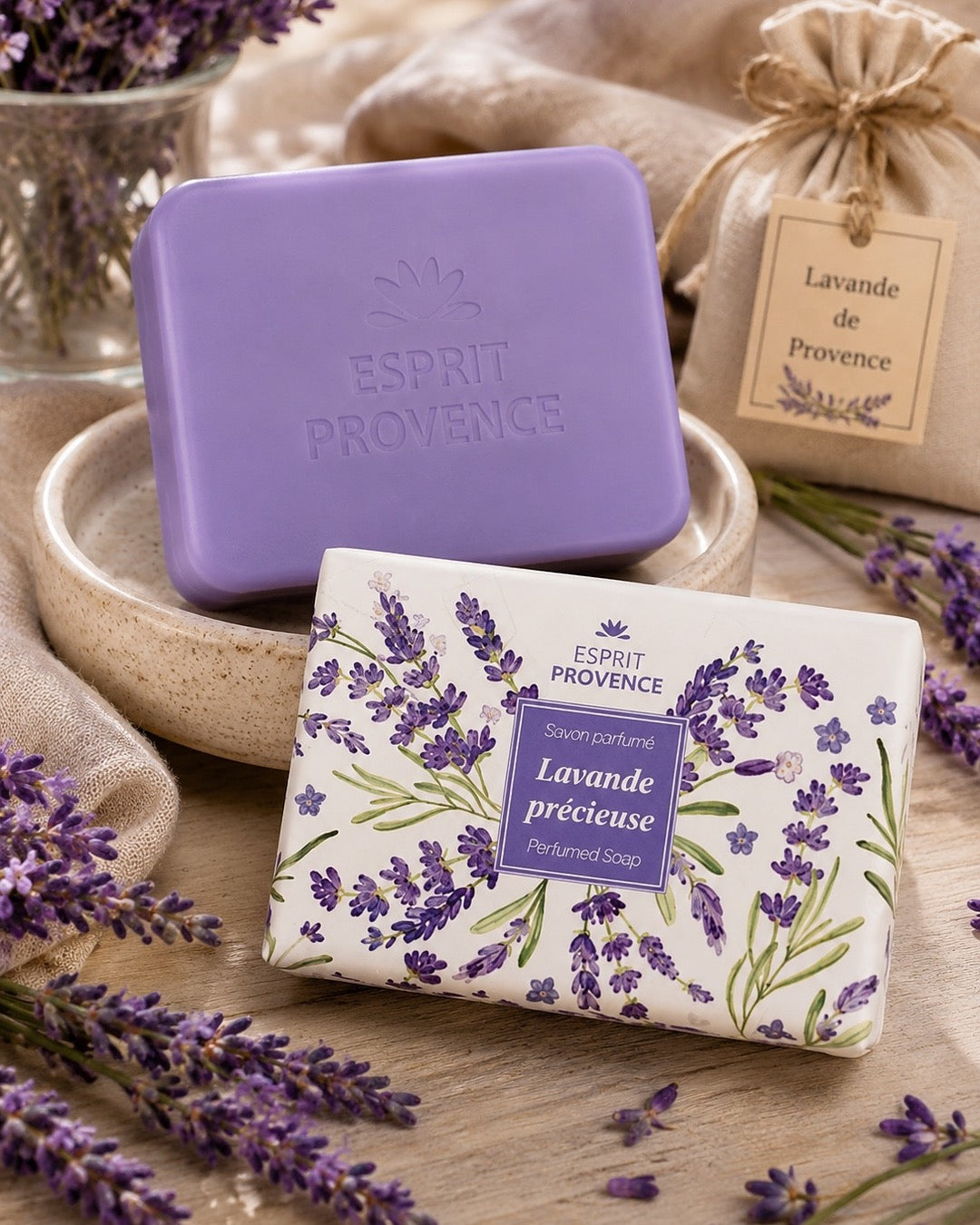 Savon à l’huile d’Amande douce de Provence 140 g, au parfum de Lavande précieuse, signé Esprit Provence et enrichi en beurre de karité BIO. Dans son emballage en papier.