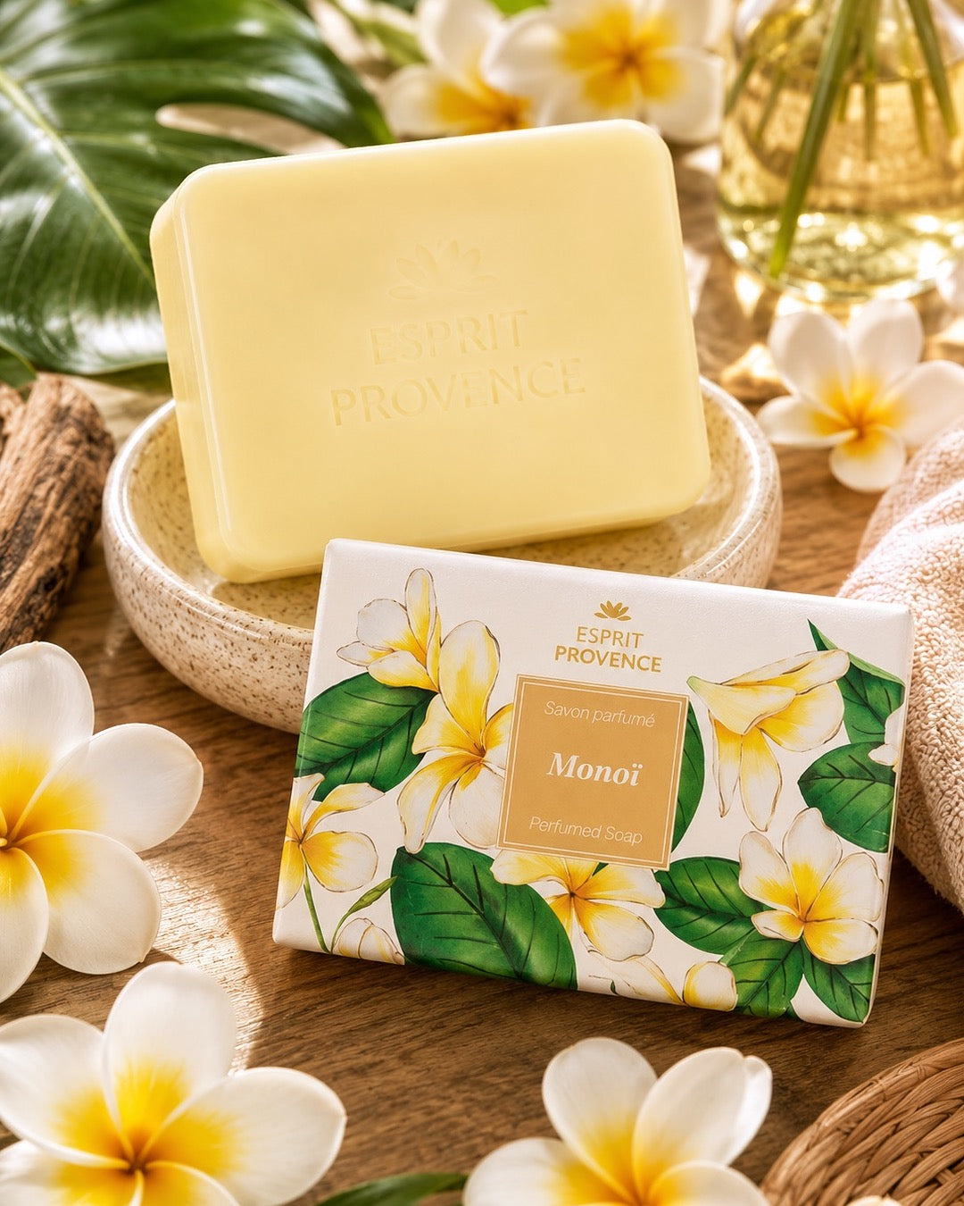 Savon à l’huile d’Amande douce de Provence 140 g, au parfum de Monoï, signé Esprit Provence et enrichi en beurre de karité BIO. Dans son emballage papier et son ambiance olfactive.