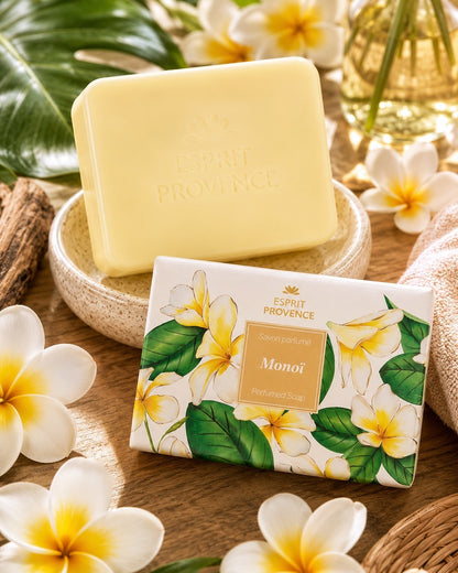 Savon à l’huile d’Amande douce de Provence 140 g, au parfum de Monoï, signé Esprit Provence et enrichi en beurre de karité BIO. Dans son emballage papier et son ambiance olfactive.
