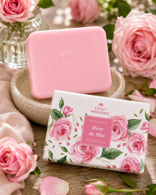 Savon à l’huile d’Amande douce de Provence 140 g, au parfum de Rose de Mai, signé Esprit Provence et enrichi en beurre de karité BIO. Dans son emballage papier et son ambiance olfactive.