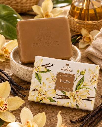 Savon à l’huile d’Amande douce de Provence 140 g, au parfum de Vanille, signé Esprit Provence et enrichi en beurre de karité BIO. Dans son emballage papier et son ambiance olfactive.