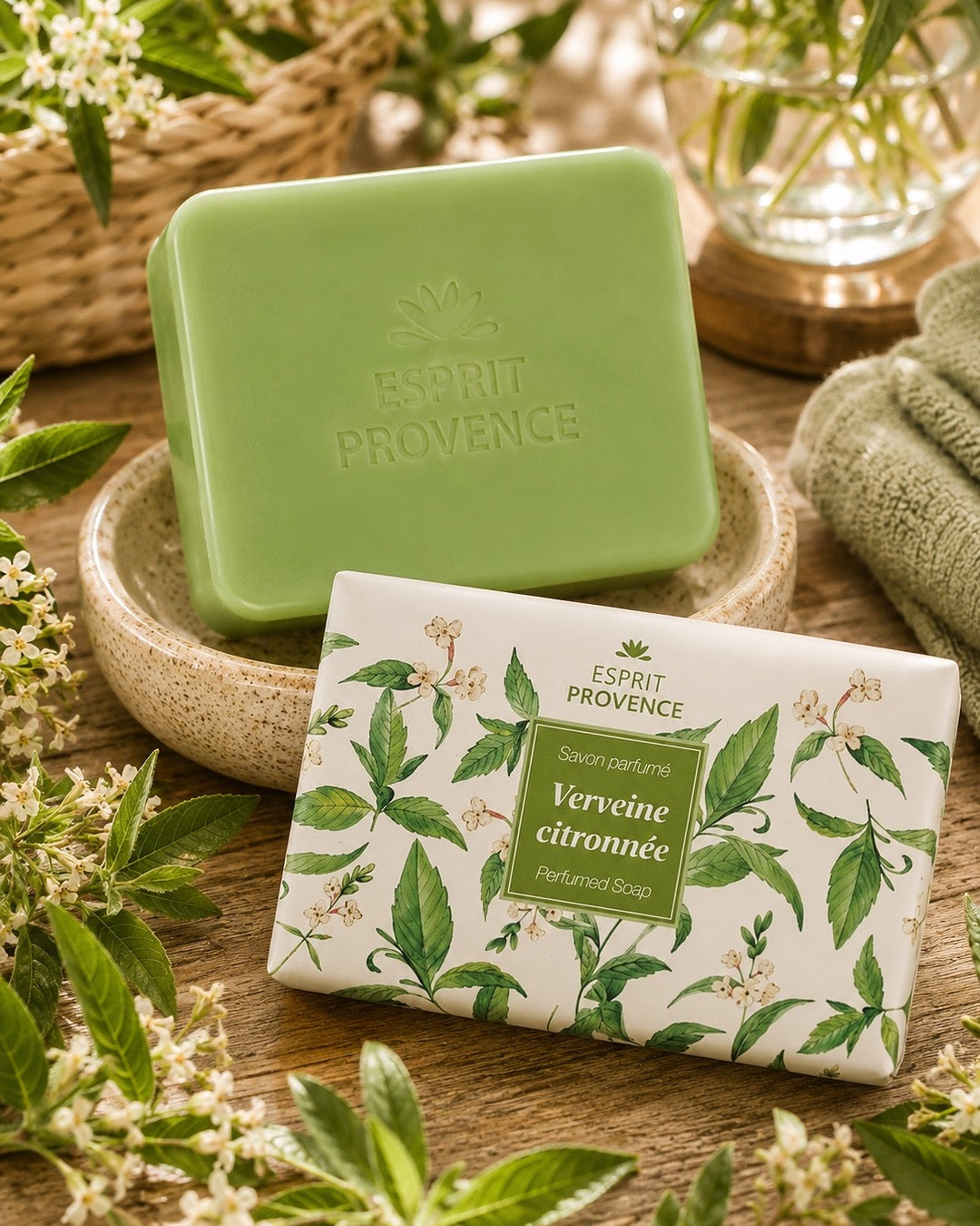 Savon à l’huile d’Amande douce de Provence 140 g, au parfum de Verveine citronnée, signé Esprit Provence et enrichi en beurre de karité BIO. Dans son emballage papier et son ambiance olfactive.
