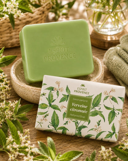 Savon à l’huile d’Amande douce de Provence 140 g, au parfum de Verveine citronnée, signé Esprit Provence et enrichi en beurre de karité BIO. Dans son emballage papier et son ambiance olfactive.