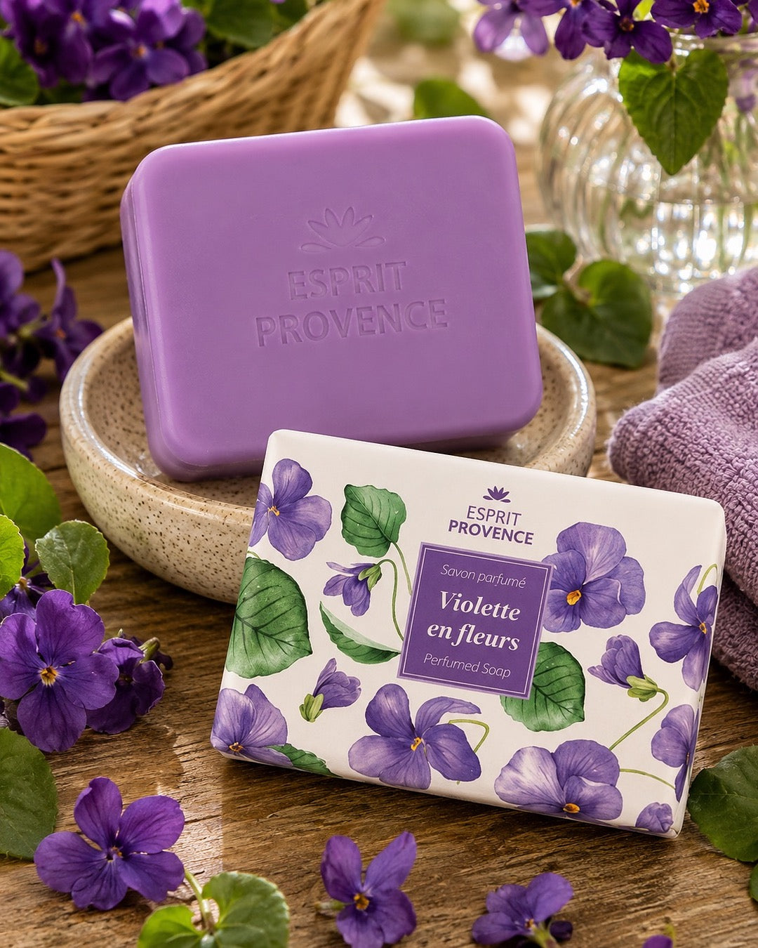 Savon à l’huile d’Amande douce de Provence 140 g, au parfum de Violette en fleurs, signé Esprit Provence et enrichi en beurre de karité BIO. Dans son emballage papier et son ambiance olfactive.