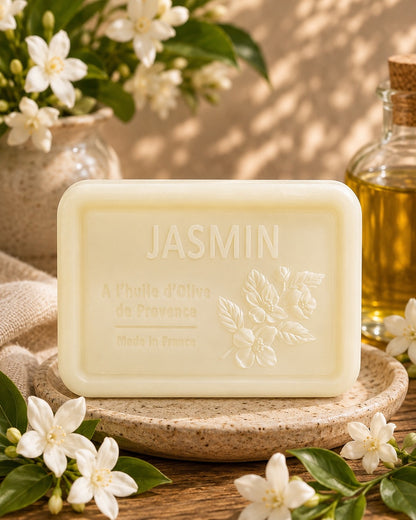 Savon à l’huile d’olive de Provence 120 g, au parfum de Jasmin, signé Esprit Provence et enrichi en huile d’amande douce ainsi qu’en beurre de karité bio. Dans son ambiance olfactive.