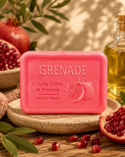 Savon à l’huile d’olive de Provence 120 g, au parfumde Grenade, signé Esprit Provence et enrichi en huile d’amande douce ainsi qu’en beurre de karité bio. Dans son ambiance olfactive.
