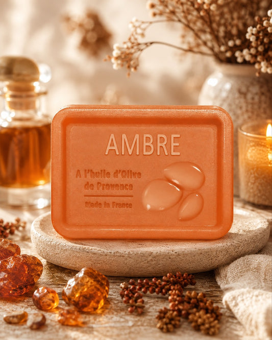 Savon à l’huile d’olive de Provence 120 g, au parfum d’Ambre, signé Esprit Provence et enrichi en huile d’amande douce ainsi qu’en beurre de karité bio. Dans son ambiance olfactive.