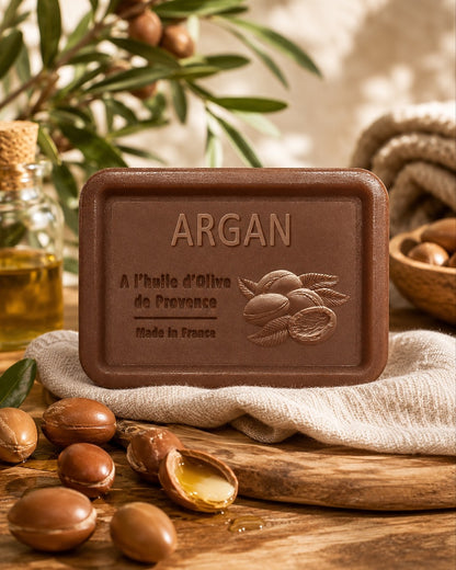 Savon à l’huile d’olive de Provence 120 g, au parfum d’Argan, signé Esprit Provence et enrichi en huile d’amande douce ainsi qu’en beurre de karité bio. Dans son ambiance olfactive.