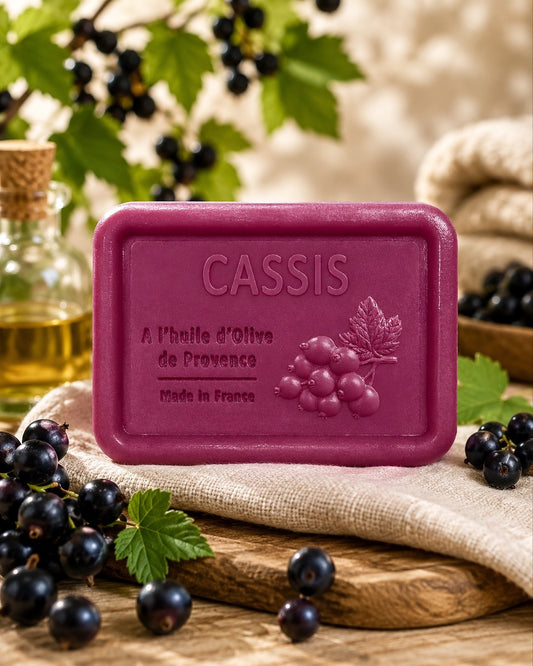 Savon à l’huile d’olive de Provence 120 g, au parfum de Cassis, signé Esprit Provence et enrichi en huile d’amande douce ainsi qu’en beurre de karité bio. Dans son ambiance olfactive.