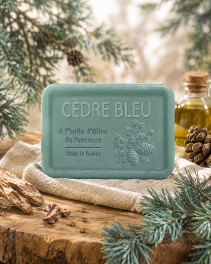 Savon à l’huile d’olive de Provence 120 g, au parfum de Cèdre bleu, signé Esprit Provence et enrichi en huile d’amande douce ainsi qu’en beurre de karité bio. Dans son ambiance olfactive.