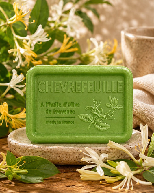 Savon à l’huile d’olive de Provence 120 g, au parfum de Chèvrefeuille, signé Esprit Provence et enrichi en huile d’amande douce ainsi qu’en beurre de karité bio. Dans son ambiance olfactive.