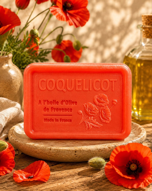 Savon à l’huile d’olive de Provence 120 g, au parfum de Coquelicot, signé Esprit Provence et enrichi en huile d’amande douce ainsi qu’en beurre de karité bio. Dans son ambiance olfactive.