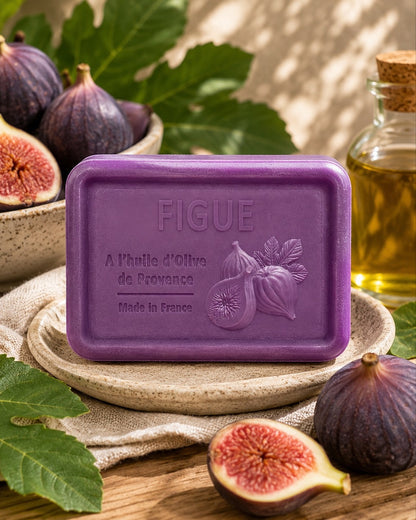 Savon à l’huile d’olive de Provence 120 g, au parfum de Figue, signé Esprit Provence et enrichi en huile d’amande douce ainsi qu’en beurre de karité bio. Dans son ambiance olfactive.