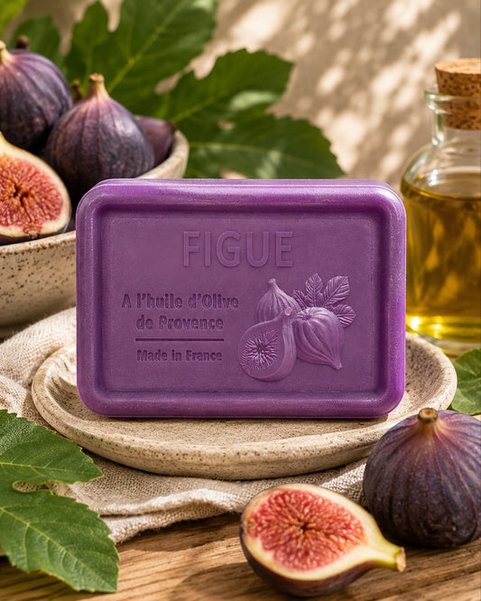 Savon à l’huile d’olive de Provence 120 g, au parfum de Figue, signé Esprit Provence et enrichi en huile d’amande douce ainsi qu’en beurre de karité bio. Dans son ambiance olfactive.