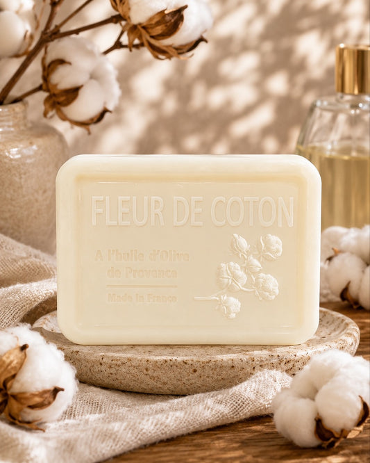 Savon à l’huile d’olive de Provence 120 g, au parfum de Fleur de coton, signé Esprit Provence et enrichi en huile d’amande douce ainsi qu’en beurre de karité bio. Dans son ambiance olfactive.